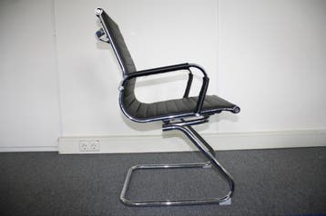 2 Gratis gebruikte zwarte kunstleren kantoorstoelen