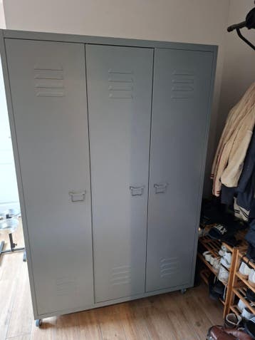 Stalen kast met 3 deuren, hang- en leggedeelte - Gratis