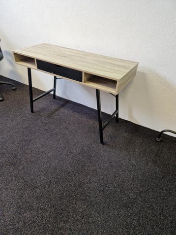 Modern bureau met lade en opbergvakken