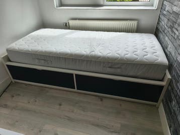 Bed eenpersoons 90 x 200 met lades