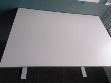 Gratis Ikea hoog/laag bureau + bureaustoel- Zeer goede staat