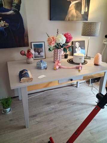 Grijze houten tafel met lade