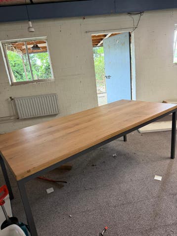 Degelijke houten eettafel met ijzeren onderstel 90x200 cm