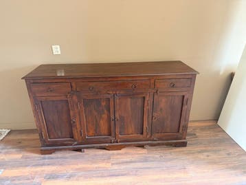 Massief houten dressoir met lades en deuren