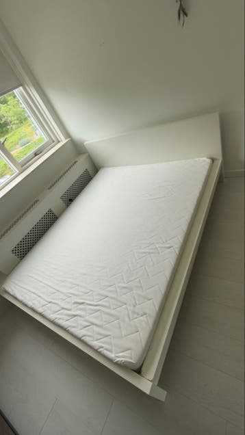 Tweepersoonsbed met lattenbodem en matras