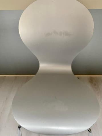 Moderne grijze stoel met metalen poten
