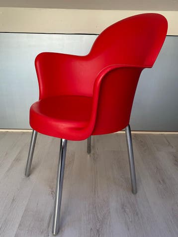 Moderne rode stoel met chromen poten