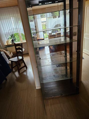 Glazen vitrinekast met verlichting