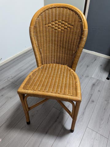 Rotan stoel met gebogen rugleuning