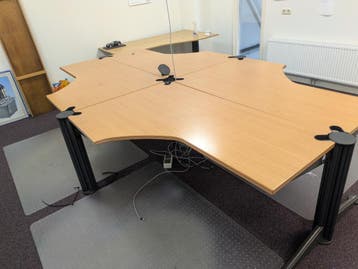 Grote vergadertafel / werkplek met 4 zitplaatsen