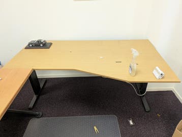 Hoekbureau met lichte houtkleur en zwart onderstel