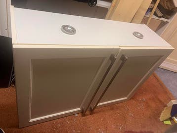 Witte keukenkast met verlichting en handgrepen