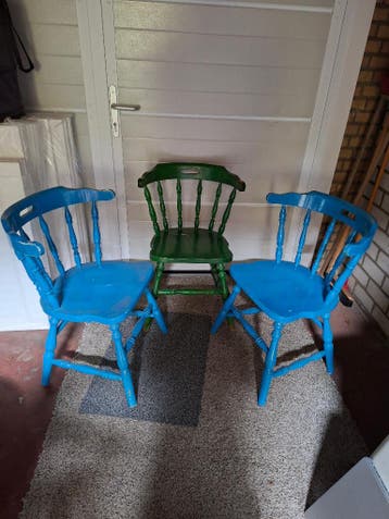 Gratis 3 eettafel stoelen.