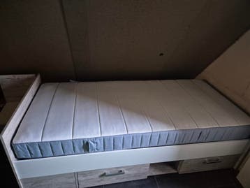 Eenpersoonsbed met lades, matras en lattenbodem