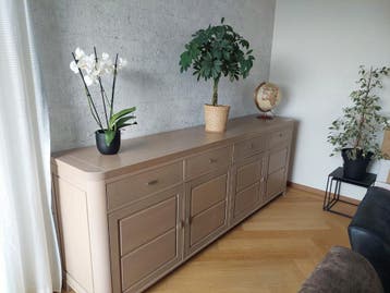 Lange dressoirkast met lades en deuren