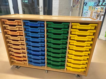 Vintage schoolkast met 40 plastic laatjes
