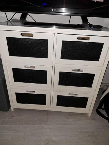 GRATIS: Stevig kastje met 4 lades, opknapper