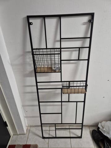 Zwart metalen wandrek met mandjes