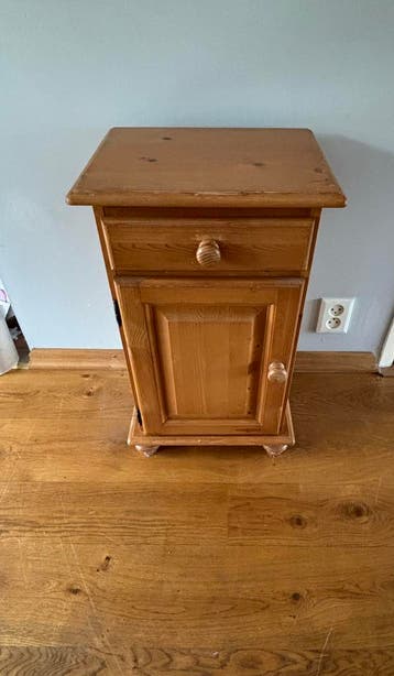 Houten nachtkastje met lade en kastje