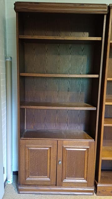 Houten boekenkast met deurtjes, GRATIS af te halen