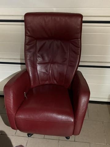 Comfortabele rode leren fauteuil met draaivoet