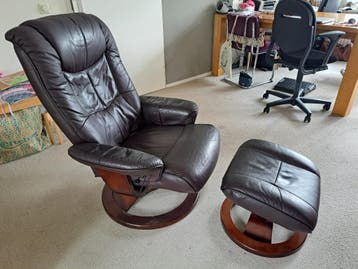 Donker bruine relax fauteuil + hocker. Gratis op te halen