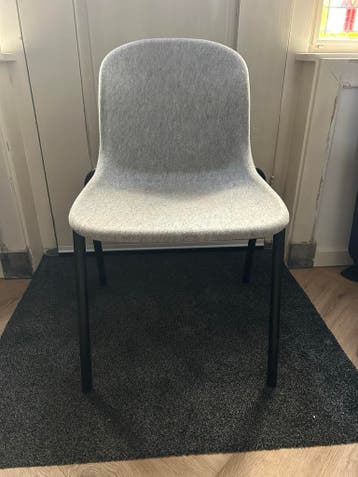 Moderne stoel met grijze stof en zwart metalen frame
