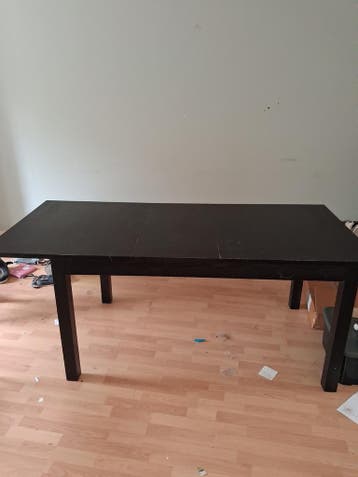 Donkerbruine houten eettafel