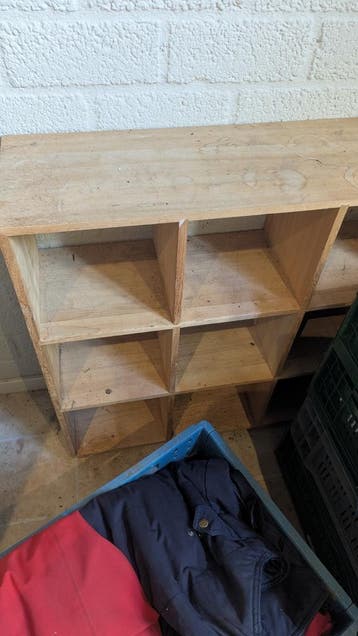 Houten vakkenkast, ca. 1x1 meter