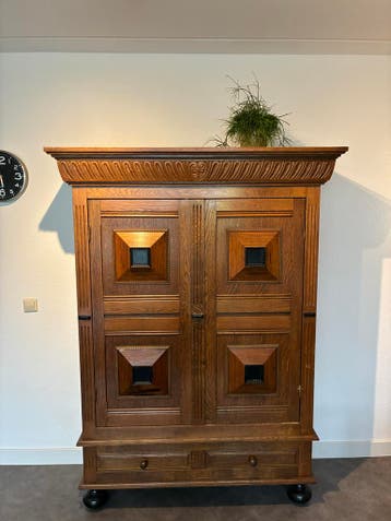 Gratis Eikenhouten Kast met Sierlijke Details