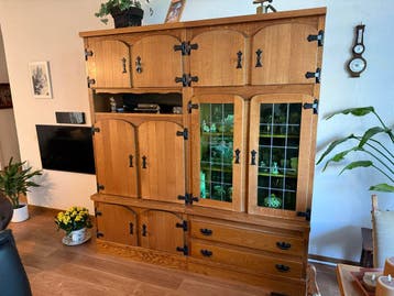 Massief eikenhouten wandmeubel met vitrine en opbergruimte