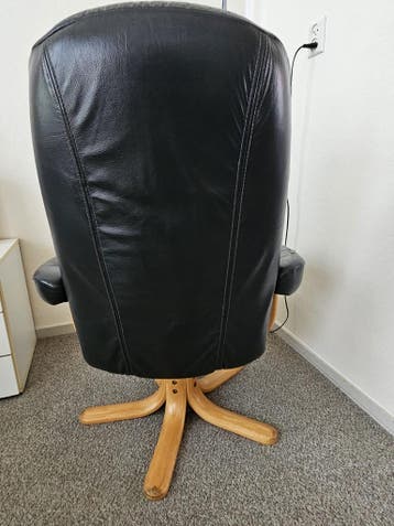 Zwarte leren stoelen met houten onderstel