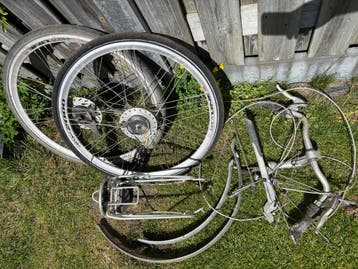 Diverse fiets onderdelen: wielen, sturen, en meer