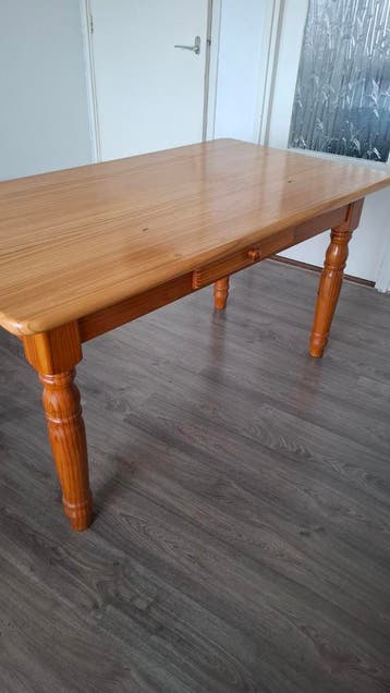 Houten eettafel 140x80 cm met comfortabele bureaustoel