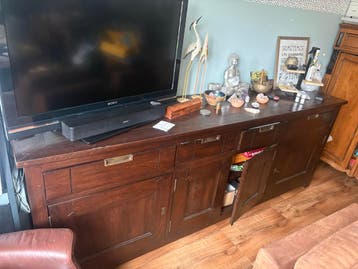 Robuust houten dressoir met opbergruimte