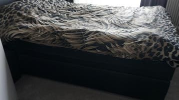 Tweepersoons boxspring met hoofdbord en matras