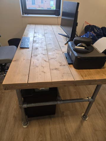 Stevig houten bureau met industrieel onderstel (gratis)