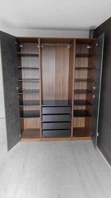 Ruime kledingkast met lades, planken en hangruimte