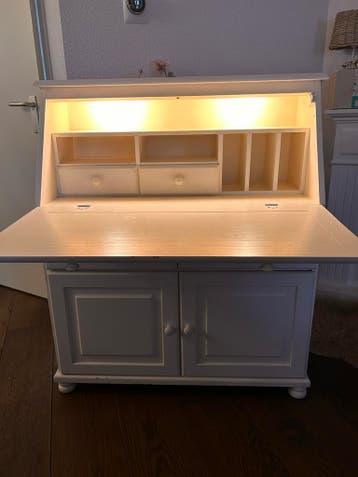 Wit secretaire bureau met opbergruimte en verlichting