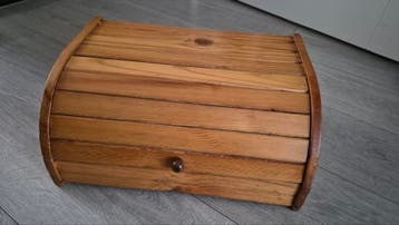 Gratis.  Houten broodtrommel met deksel.
