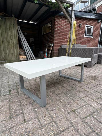 Witte eettafel met metalen onderstel