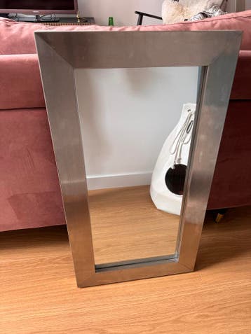 Stijlvolle spiegel met metalen frame