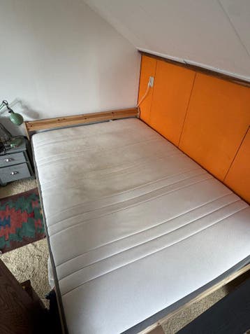 Matras met frame en lattenbodem