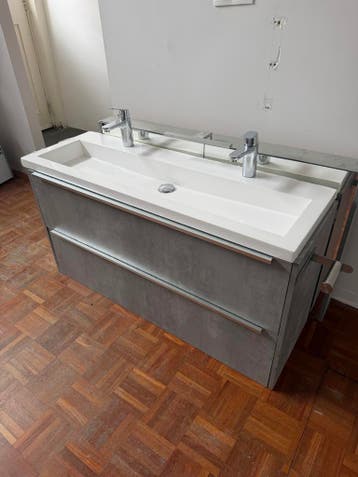 Moderne wastafel met dubbele kraan en onderkast
