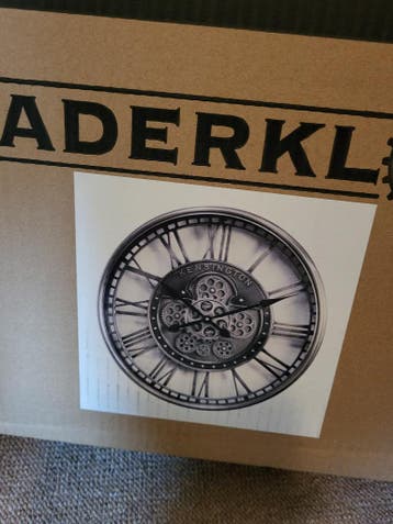 Klok met tandwielen, ijzer met voorglas