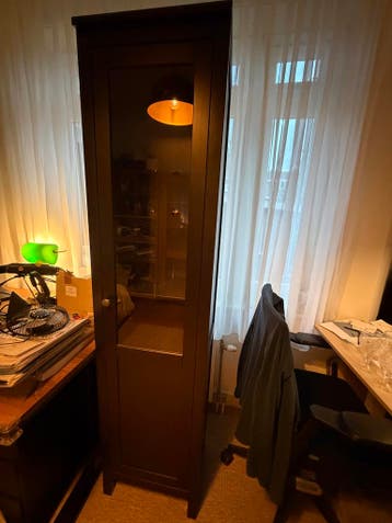 Hoge smalle kast met glazen deur - Donkerbruin