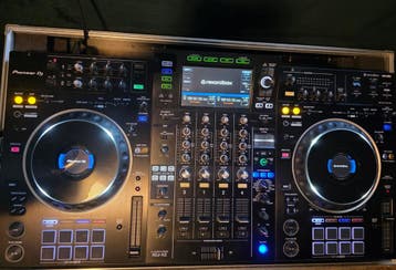 Pioneer XDJ-XZ All-In-One in Flightcase
