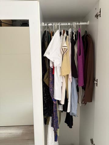 Gratis witte kledingkast met hangruimte, planken en lades