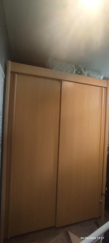 Gratis: Ruime kledingkast met schuifdeuren (220x152cm)