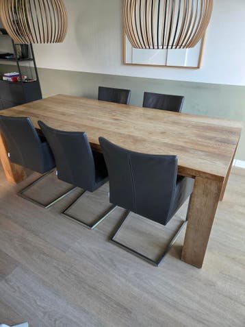 Gratis! Eettafel incl. 5 stoelen